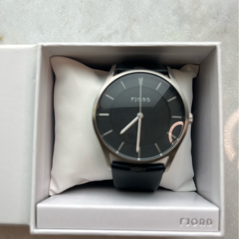 Black Minimalist Leather Strap Watch